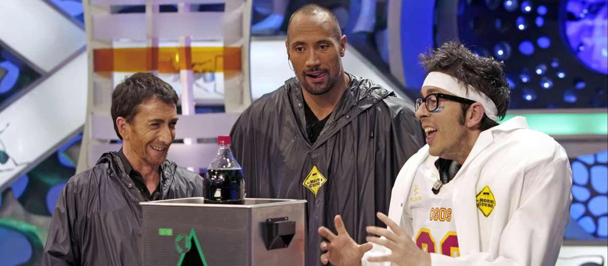 Pablo Motos, Dwanyne Johnson y Flipy, el científico, en el programa El Hormiguero