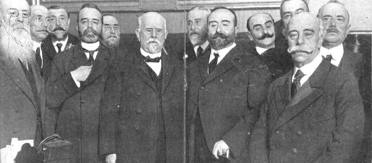 Eduardo Dato fotografiado junto a otros miembros del Partido Conservador, en 1913