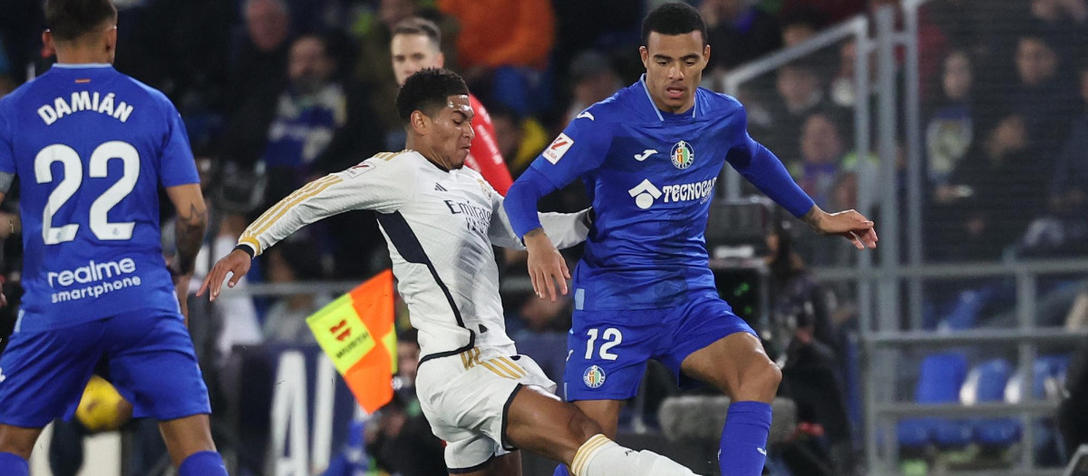Jude Bellingham intenta robarle el balón a su compatriota Mason Greenwood durante el Getafe - Real Madrid