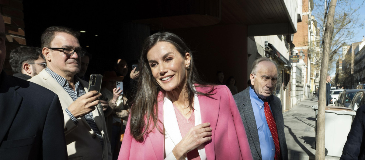 MADRID, 02/02/2024.- La reina Letizia sonríe a su llegada al debate sobre la industria del cine en el que participan los cineastas Martin Scorsese y Rodrigo Cortés, este viernes en Madrid. EFE/ Fernando Villar