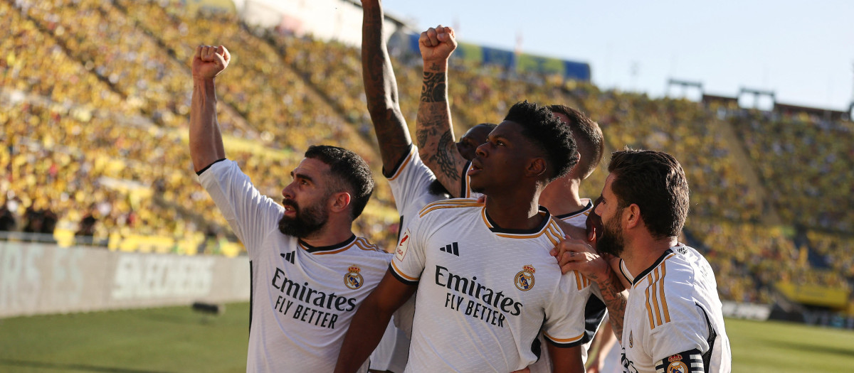 Carvajal, Tchouaméni y Nacho, en primer plano, con otros compañeros del Real Madrid