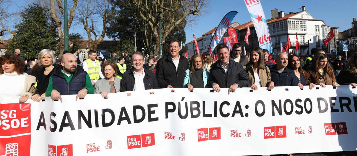 El candidato socialista a las elecciones gallegas, José Ramón Gómez Besteiro (c) partipa en la manifestación de apoyo a la sanidad pública
