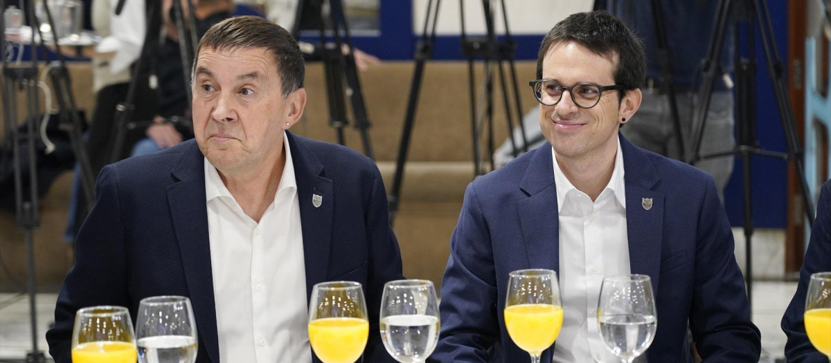 El coordinador general de Bildu, Arnaldo Otegi, y el candidato de EH Bildu a Lehendakari, Pello Otxandiano, durante el desayuno organizado por Fórum Europa