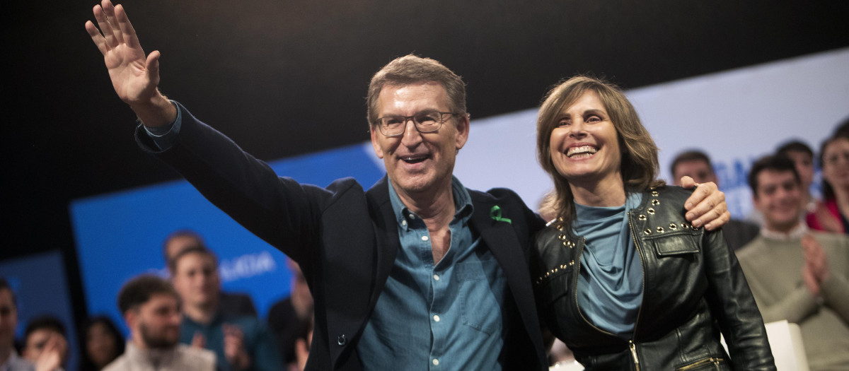 El presidente del Partido Popular, Alberto Núñez Feijóo, junto a la alcaldesa de Ponteareas Nava Castro, en un mitin de apoyo a Alfonso Rueda en su campaña para la Presidencia de la Xunta de Galicia