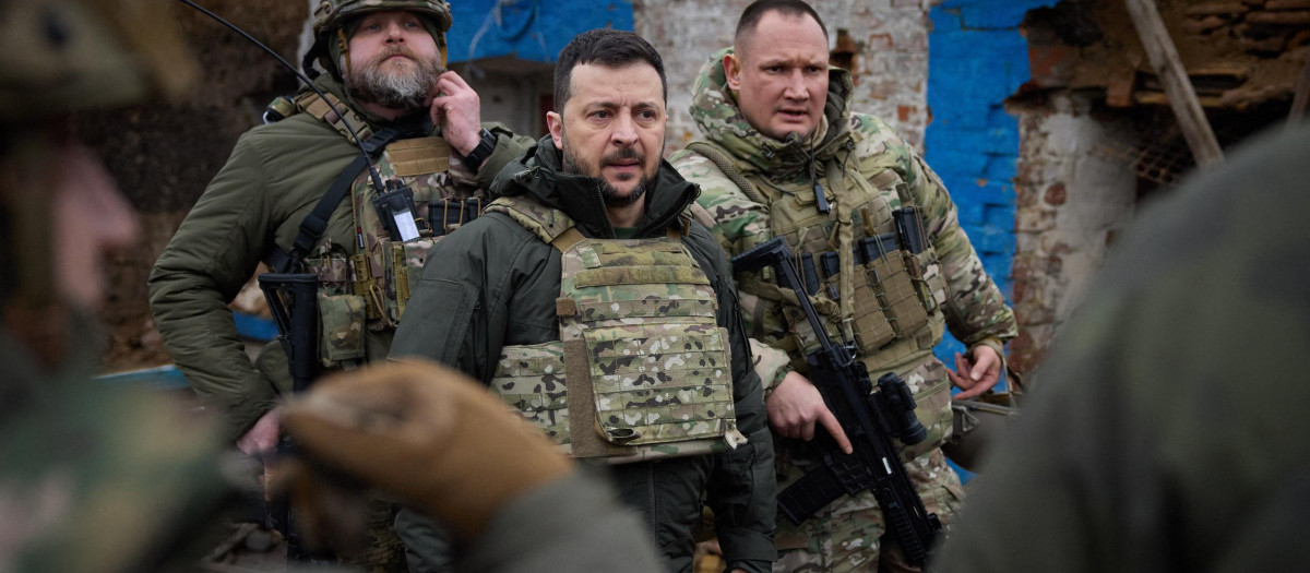 El presidente de Ucrania, Volodimir Zelenski, con militares durante su visita a la región de Zaporiyia