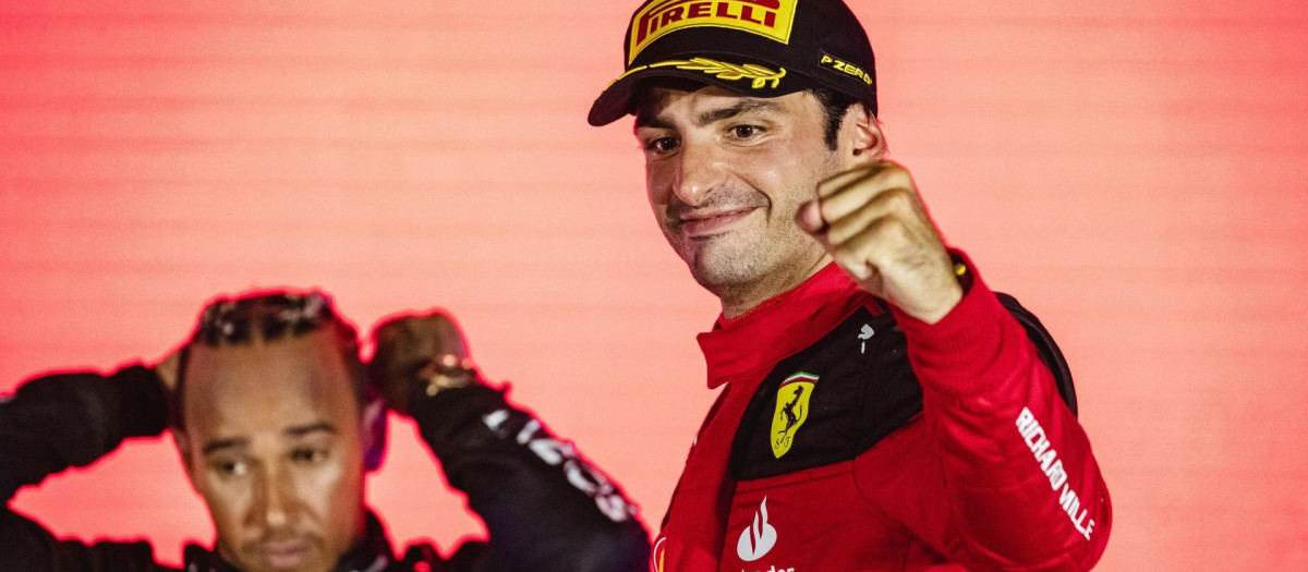 Carlos Sainz celebra su victoria en Singapur, con Hamilton de fondo