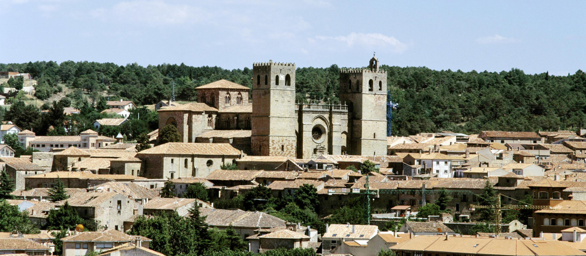 Sigüenza, Guadalajara: Visitar este pueblo medieval es hacer un recorrido histórico por España. Por este pueblo pasaron celtíberos, romanos, visigodos y árabes, y su presencia se puede comprobar con tan solo entrar al pueblo, ya que se ven restos de cada comunidad. Además del castillo, el pueblo cuenta con otras atracciones que valen la pena, por ejemplo, la Catedral, un ejemplo de libro del estilo cisterciense o primer gótico. También está la Casa del Doncel y la Iglesia de San Vicente. Además de esto, como si fuera poco, Sigüenza tiene un legado enorme del periodo renacentista y barroco. Puedes ver las casas y palacios de este periodo por todo el pueblo. Para un plan más gastronómico, si pasas por la plaza Mayor disfrutará de la cocina local como el asado de cordero o cabrito, la sopa castellana, o las migas acompañadas con chorizo, torreznos y huevo frito. También puedes disfrutar de platillos más dulces como las Yemas de Doncel, típico de esta localidad.