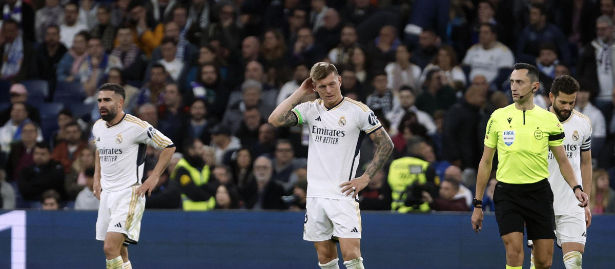 Carvajal, Kroos y Nacho, ante el árbitro Sánchez Martínez, en el duelo ante el Atlético