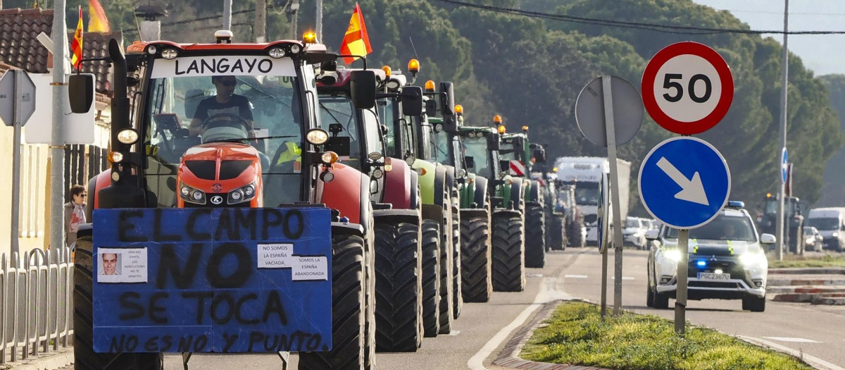 Tractorada a su paso por Sardón de Duero, Valladolid, en la N-122.