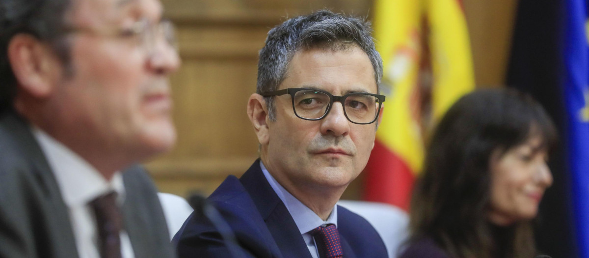 El ministro Félix Bolaños observa al fiscal general del Estado