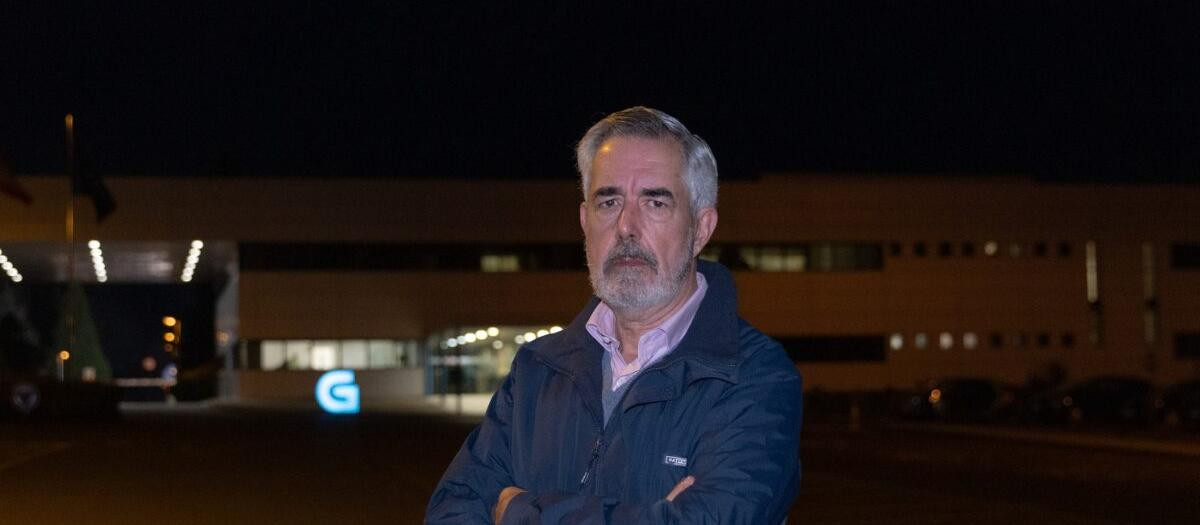 El candidato de Vox a la Xunta, Álvaro Díaz-Mella denuncia la exclusión del partido frente a las instalaciones d ela TVG