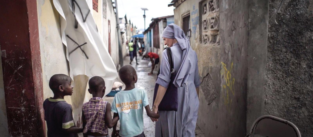 La hermana Paësie con varios de sus niños por las calles de Puerto Príncipe
