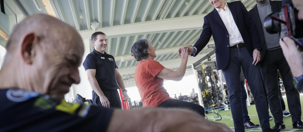 Alfonso Rueda durante su visita a las instalaciones deportivas en La Coruña