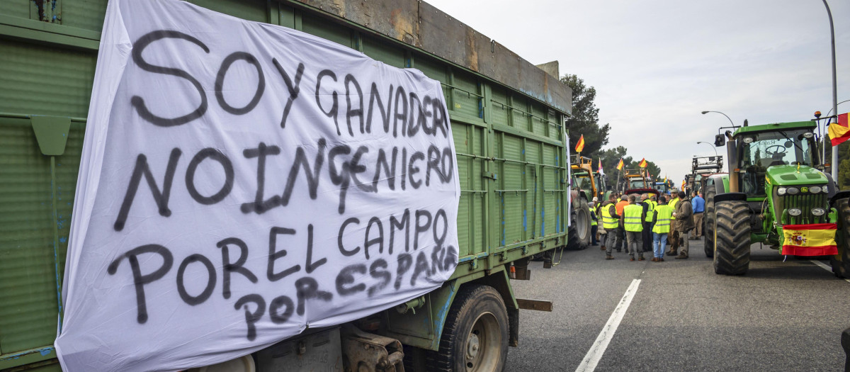 Varios tractores permanecen este martes en Toledo