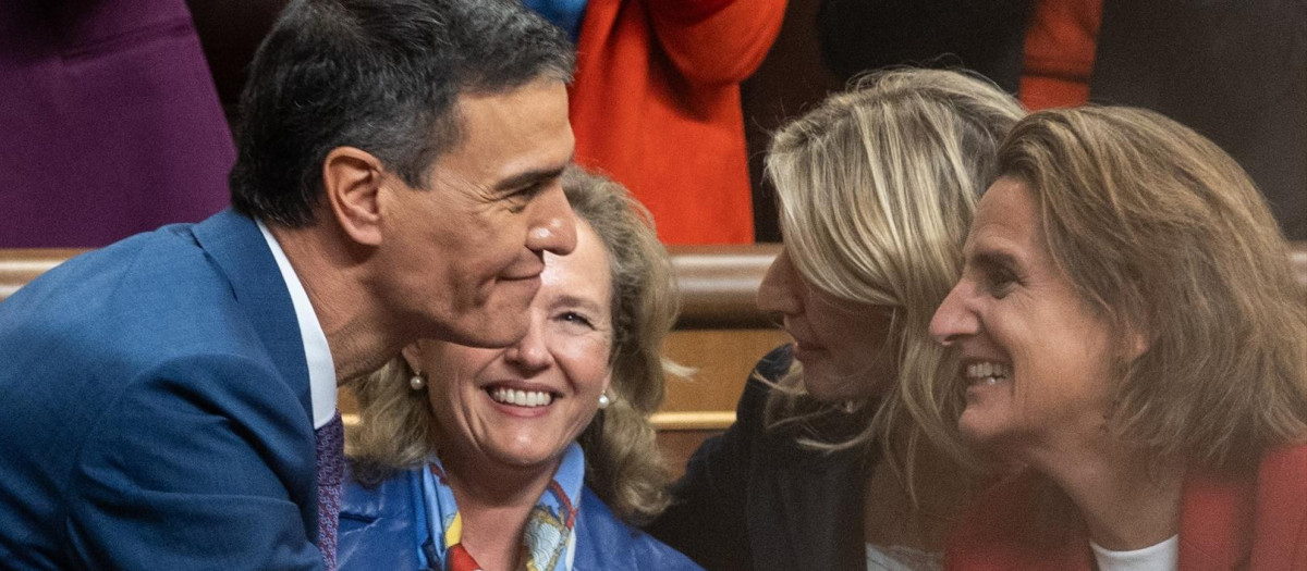 El presidente del Gobierno, Pedro Sánchez, y Teresa Ribera, en el Congreso de los Diputados