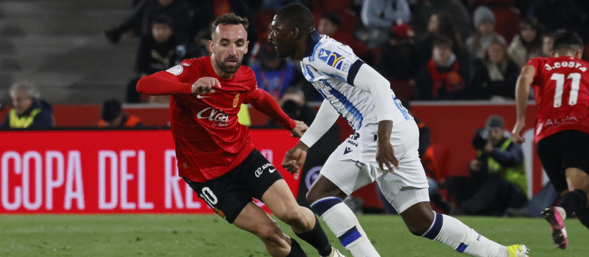 Umar Sadiq y Sergi Darder durante la ida de las semifinales