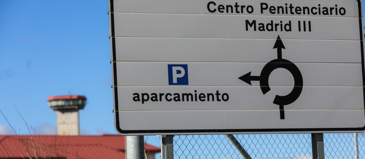 Un cartel indica la dirección a la entrada de la Cárcel de Valdemoro