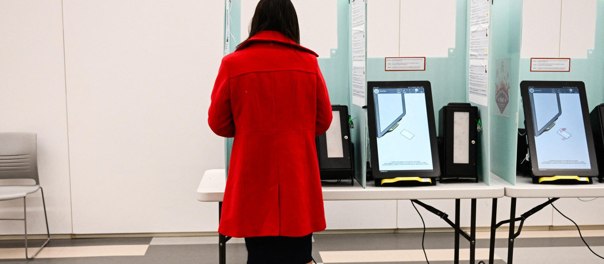 Una votante de Las Vegas emite su voto en las primarias republicanas de Nevada