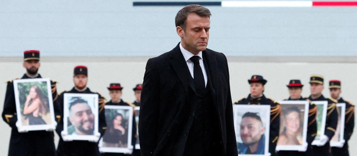 Emmanuel Macron durante el homenaje a los franceses caídos en los ataques terroristas de Hamás el 7 de octubre de 2023