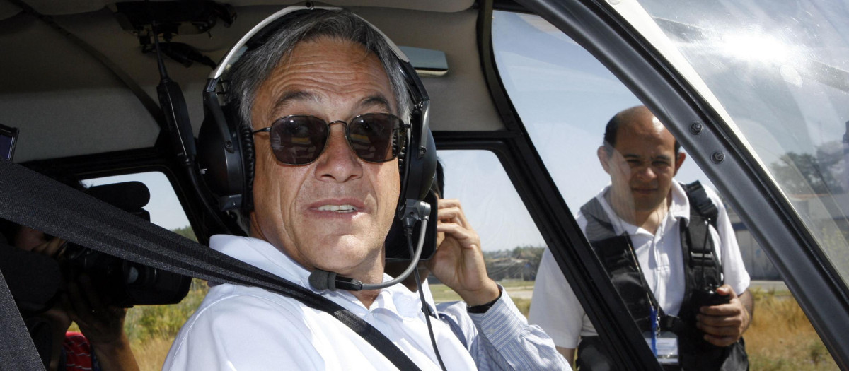 Sebastián Piñera a los mandos de su helicóptero