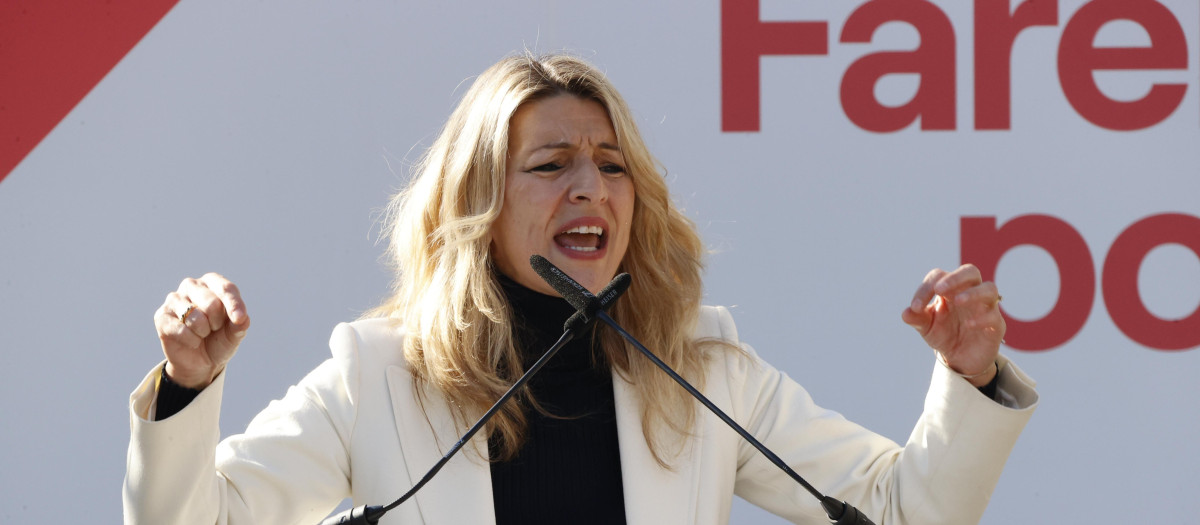 FERROL (A CORUÑA), 03/02/2024.- La vicepresidenta segunda del Gobierno y líder de Sumar, Yolanda Díaz, durante su intervención este sábado en un mitin en Ferrol con la candidata a la presidencia de la Xunta de Galicia Marta Lois, el portavoz de Sumar en el congreso Íñigo Errejón y el exalcalde de Ferrol Jorge Suarez. EFE/Kiko Delgado