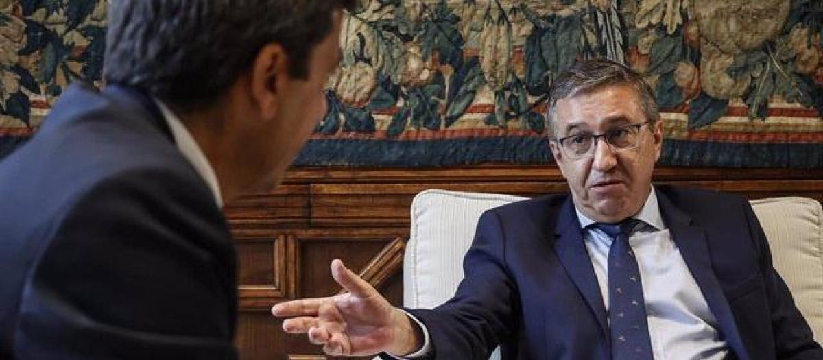 El consejero de Educación valenciano, José Antonio Rovira, junto a Carlos Mazón