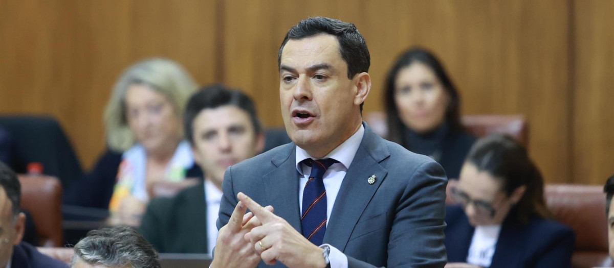 El presidente de la Junta de Andalucía, Juanma Moreno, durante el pleno del Parlamento andaluz