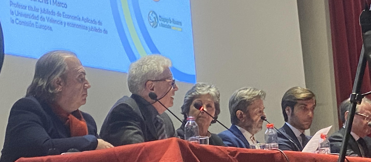 El presidente de Sociedad Civil Valenciana, Fernando Mut, junto a su homóloga en Cataluña, Elda Mata, en el Ateneo Mercantil de Valencia