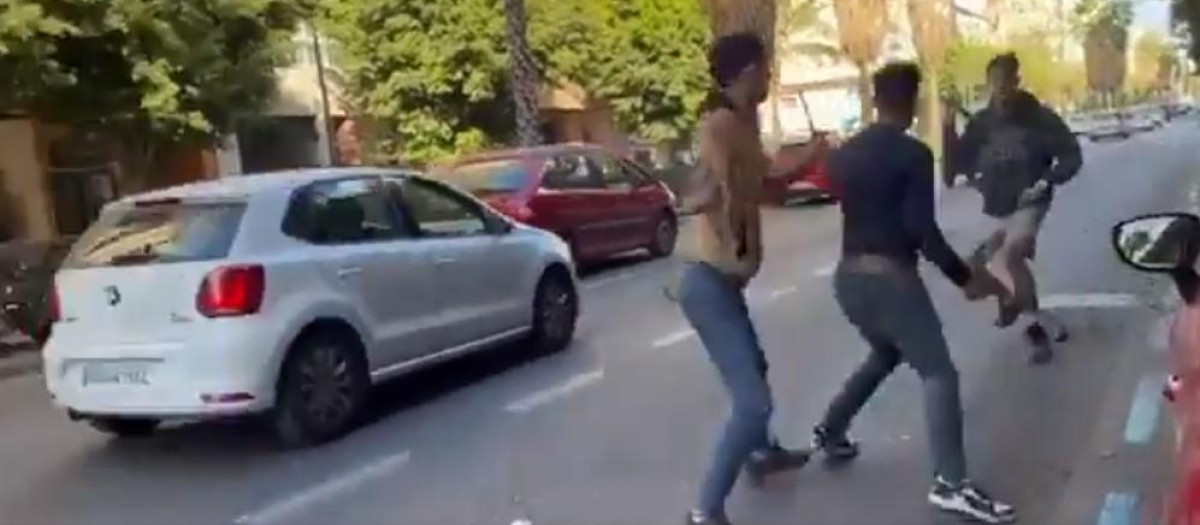 Un momento de la reyerta entre magrebíes en Valencia