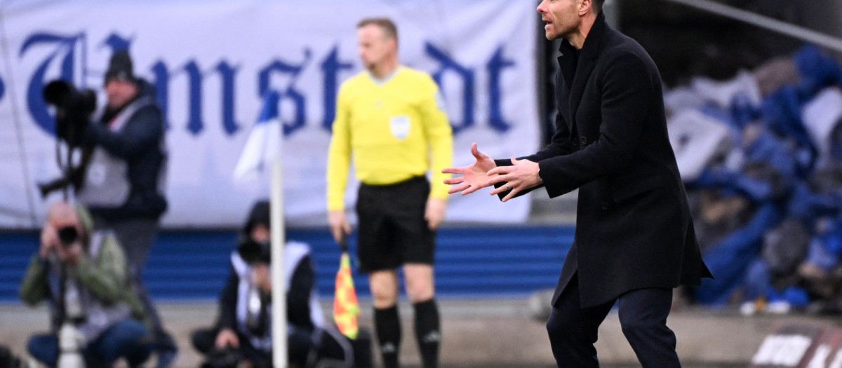 Xabi Alonso en un partido de la Bundesliga esta temporada