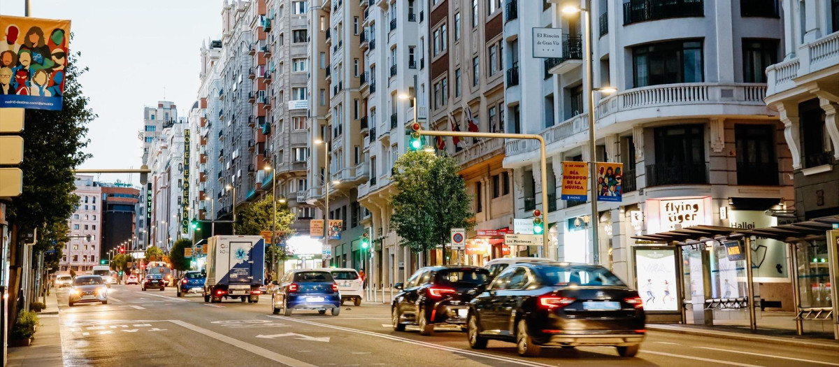 Amanece en Gran Vía el día que da comienzo el verano 2022, a 21 de junio de 2022, en Madrid (España)
Carlos Luján / Europa Press
(Foto de ARCHIVO)
21/6/2022