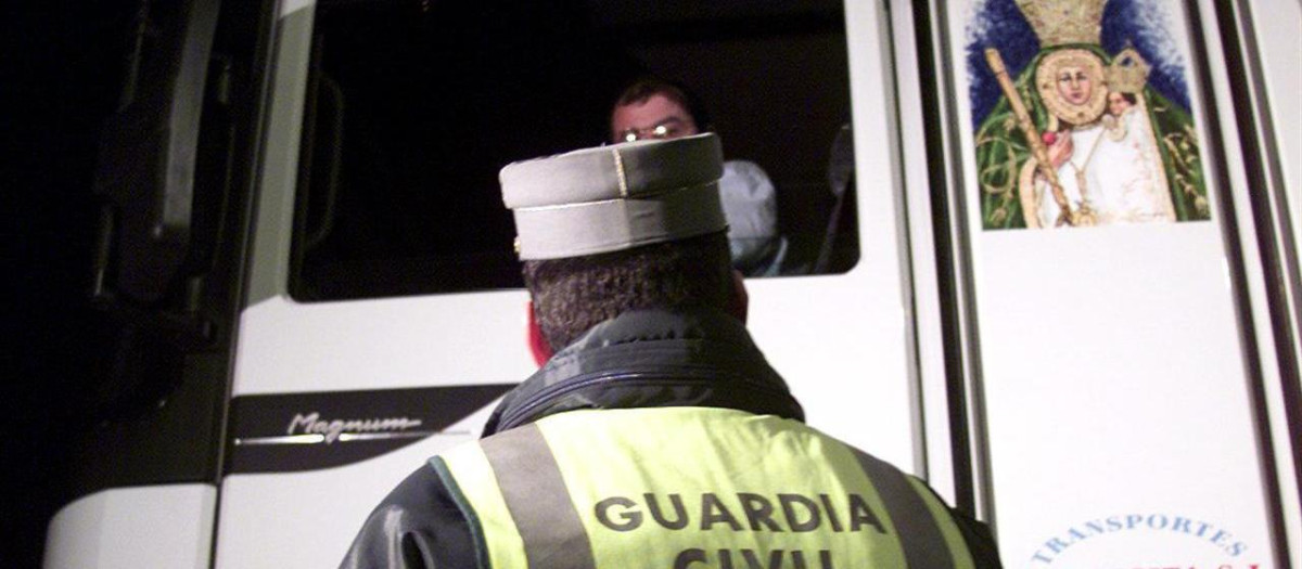 Un guardia civil de tráfico solicita la documentación a un camionero durante un control