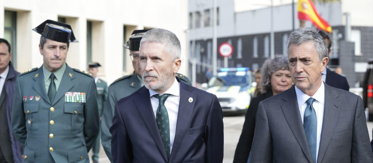 El ministro de Interior, Fernando Grande-Marlaska, visita la Comandancia de la Guardia Civil de Cádiz, a 10 de febrero de 2024 en Cádiz (Andalucía, España).
El ministro de Interior, Fernando Grande-Marlaska, ofrece declaraciones a los medios de comunicación y traslada las condolencias en su nombre, del Ministerio del Interior y del Gobierno de España a la familia de los dos agentes de la Guardia Civil asesinados este viernes en una operación contra el narcotráfico en Barbate (Cádiz).
Joaquin Corchero / Europa Press
10/2/2024