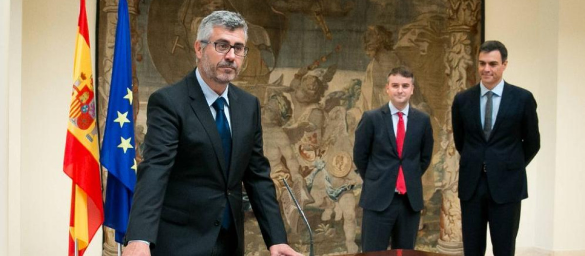 Miguel Ángel Oliver tomando posesión de su cargo como secretario de Estado de Comunicación ante Pedro Sánchez e Iván Redondo