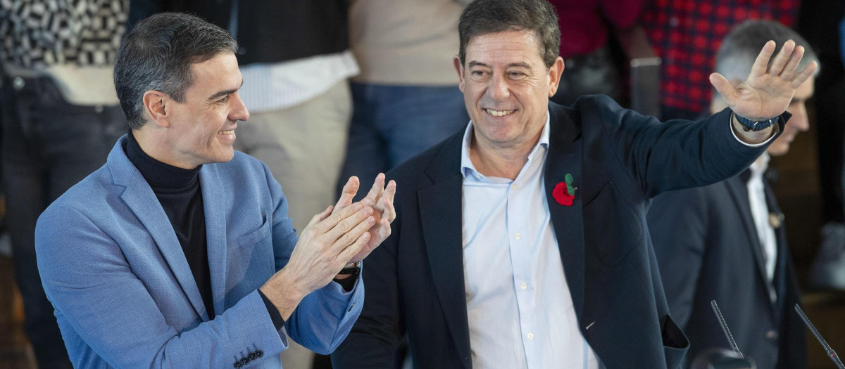 El líder del PSOE, Pedro Sánchez, junto a su candidato José Ramón Gómez Besteiro
