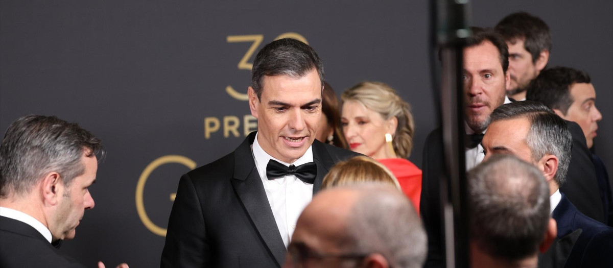 El presidente del Gobierno, Pedro Sánchez, posa en la alfombra rosa previa a la gala de la 38 edición de los Premios Goya, en el Auditorio Feria de Valladolid, a 10 de febrero de 2024, en Valladolid, Castilla y León (España). La Academia celebra la calidad del cine español con la entrega de los Premios Goya, los más importantes del cine español, a los mejores profesionales de cada una de las especialidades técnicas y creativas. A lo largo de su historia, la Academia ha reconocido con el Goya, o con su nominación, el trabajo tanto de técnicos, profesionales anónimos para el gran público, como de grandes estrellas españolas e internacionales.
10 FEBRERO 2024;ALFOMBRA ROSA;ROJA;GOYA;GOYAS;PREMIOS;PHOTOCALL;VESTIDOS;POSADO;
Raúl Terrel / Europa Press
10/2/2024