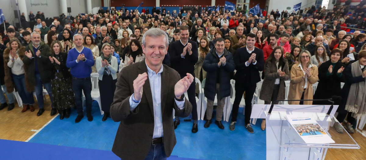 El presidente de la Xunta y candidato a la reelección, Alfonso Rueda (PPdeG), participa esta mañana en un mitin en La Estrada