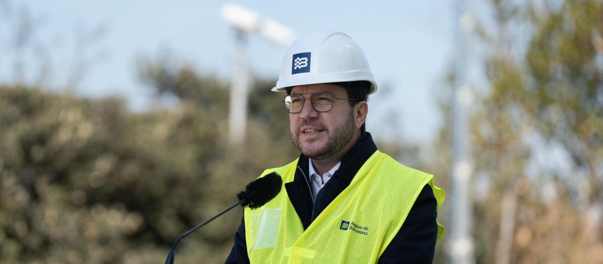 El presidente de la Generalitat, Pere Aragonès, interviene durante su visita a la estación de tratamiento de agua potable de Sant Joan Despí, a 2 de febrero de 2024, en Sant Joan Despí, Barcelona, Catalunya (España). Cataluña ha entrado en emergencia ante la peor sequía que ha sufrido desde que existen registros, que comenzaron en 1916. Se han aplicado restricciones de agua al 80% de la población, incluyendo la industria, la agricultura y el consumo doméstico. Casi seis millones de personas de 239 localidades catalanas deben limitar su consumo a 200 litros por habitante y día.
02 FEBRERO 2024;AGUA;SEQUÍA;POTABLE
David Zorrakino / Europa Press
02/2/2024