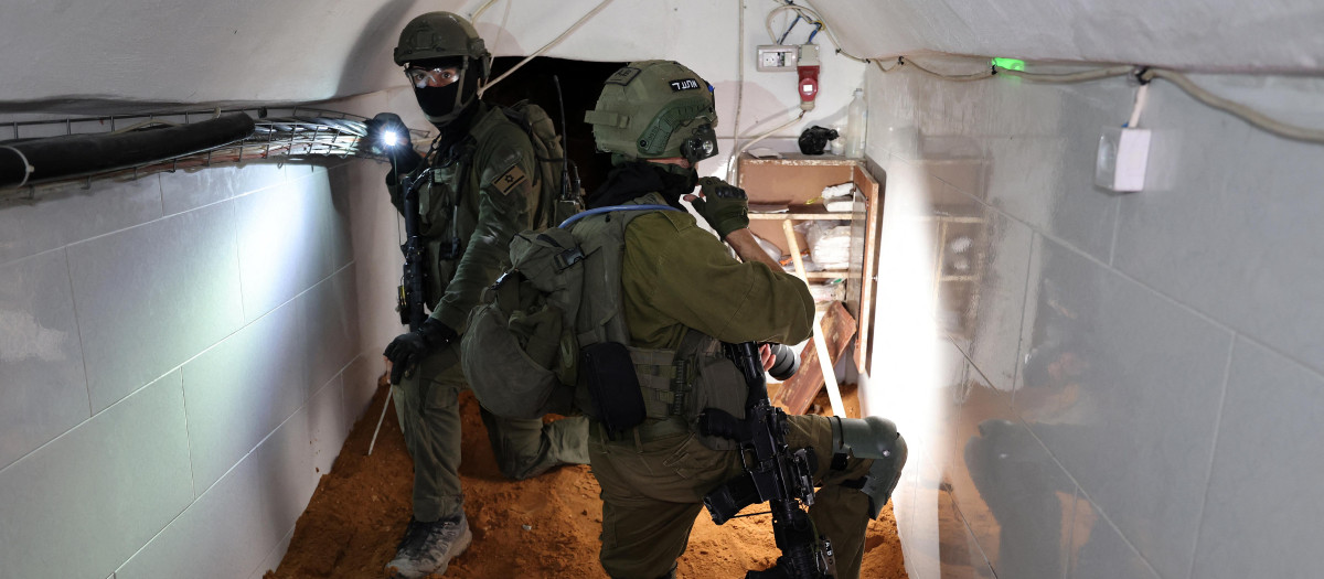 Soldados israelíes en el interior del túnel de Hamás localizado bajo la sede de la UNRWA en Gaza