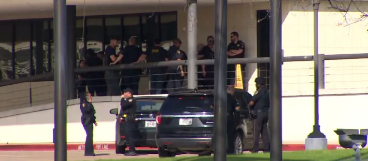 La policía a las puertas de la Iglesia Lakewood, en Houston