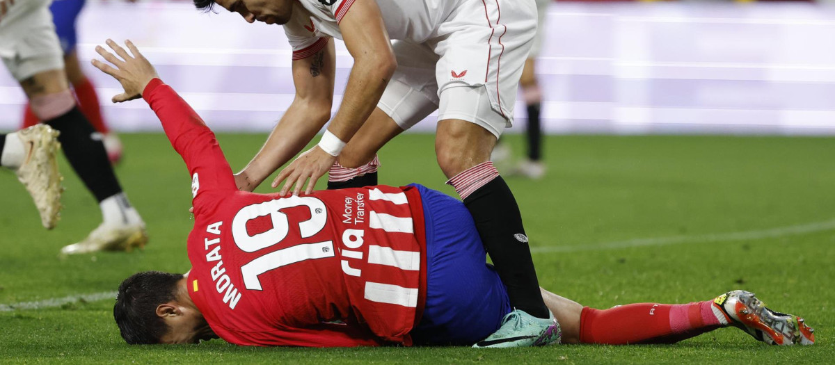 Álvaro Morata, en el momento de su lesión en el duelo ante el Atlético