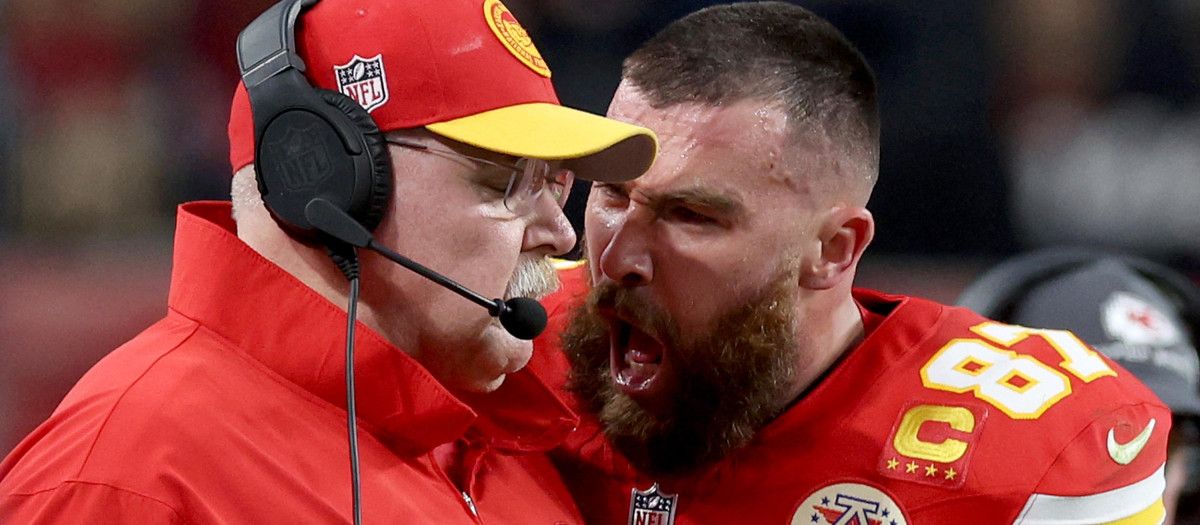 Travis Kelce, en el momento de la aireada protesta a su entrenador