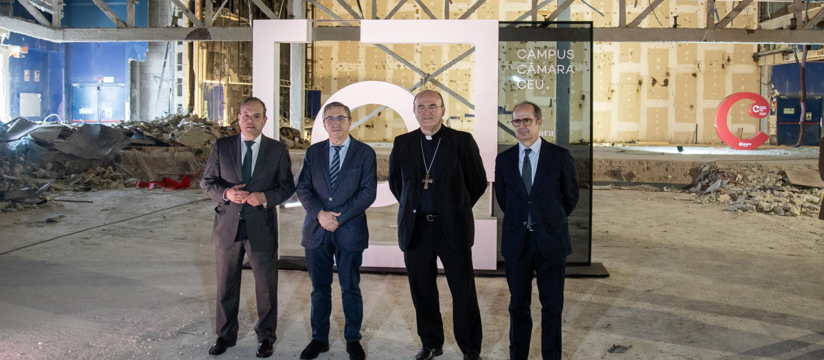 El presidente de la Cámara de Comercio, Carlos Baño; el rector de la Universidad CEU
Cardenal Herrera, Higinio Marín; Mons. José Ignacio Munilla y el consejero de Educación, Jose Antonio Rovira, en las futuras instalaciones del Campus Cámara CEU