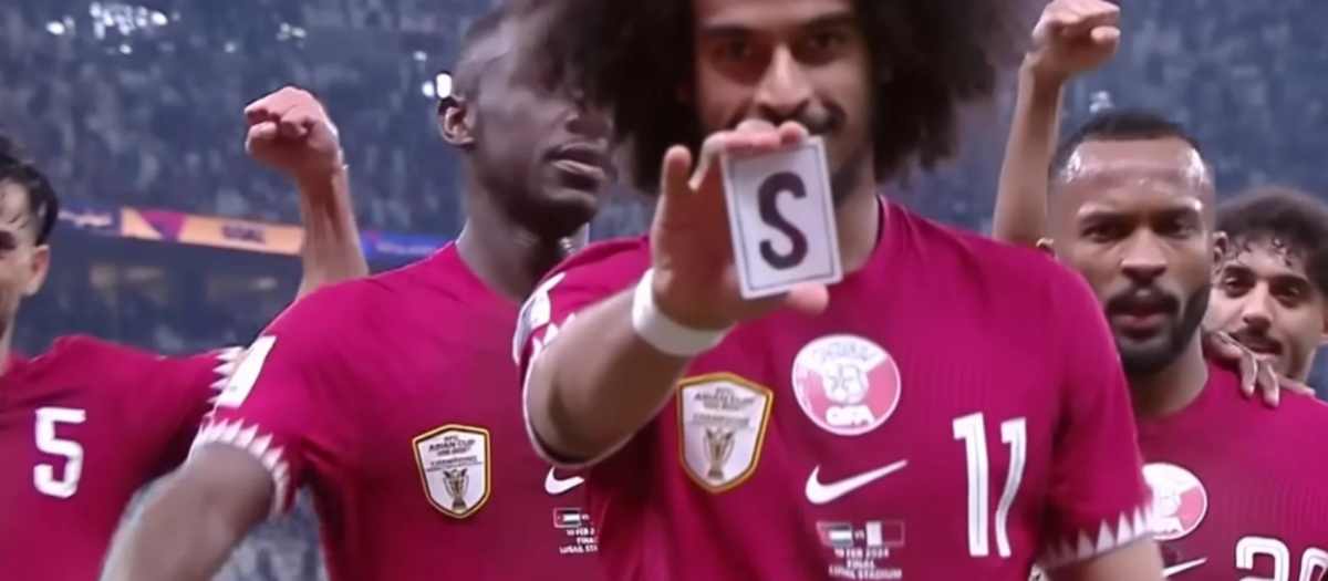Afif celebró su primer gol en la final con un truco de magia