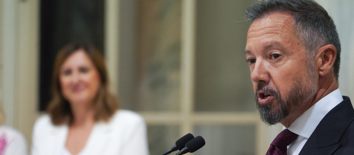 El segundo teniente de alcalde de Valencia, Juan Manuel Badenas, con la regidora, María José Catalá, al fondo