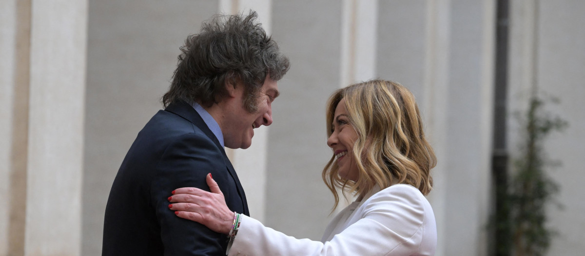 Milei y Meloni se saludan en la sede del gobierno italiano