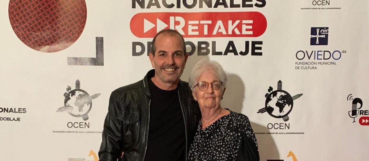 Sergio Zamora Solá junto a su madre María Luisa Solá