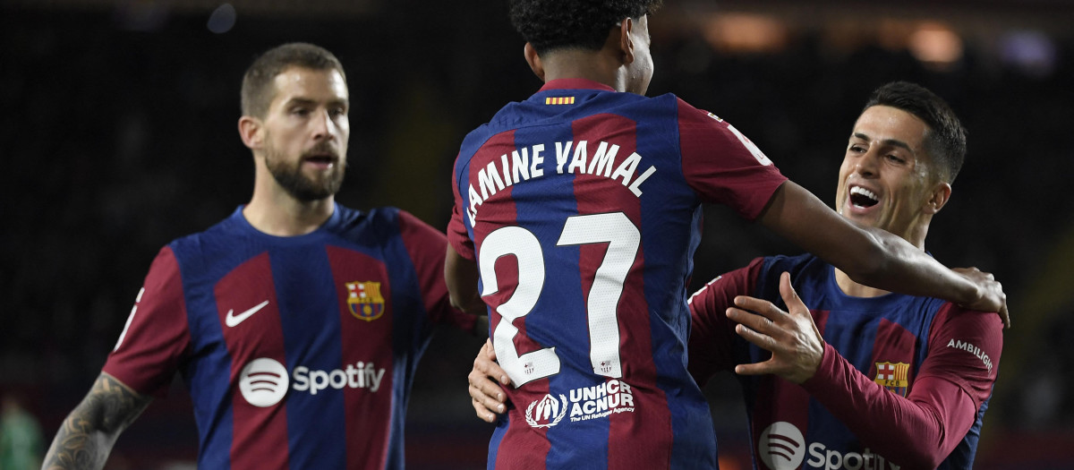 Iñigo Martínez, Lamine Yamal y Joao Cancelo en la celebración de un gol del Barça