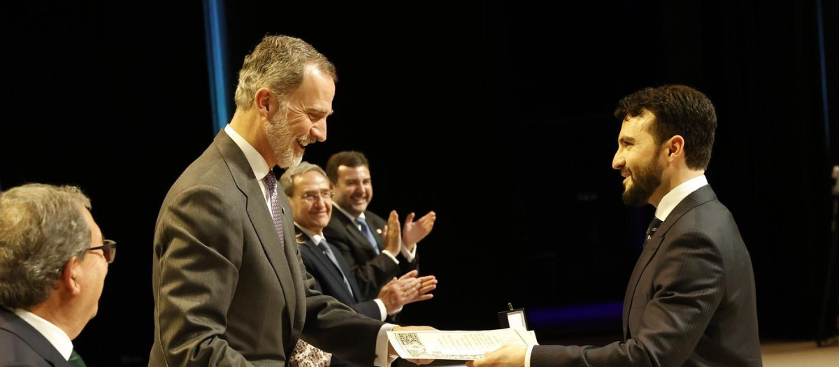 Don Felipe entrega su diploma a un juez de la penúltima promoción