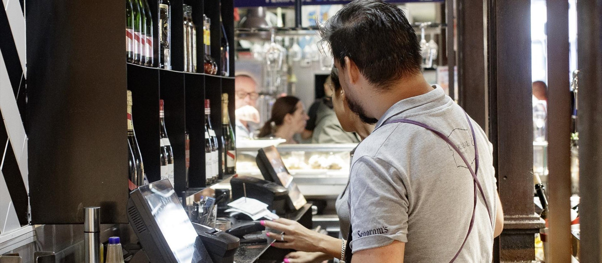 Dos camareros, en un bar de Madrid.
